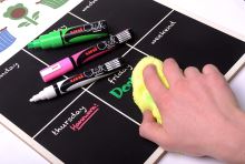 UNI PWE-8K křídový popisovač, 8 mm, fluo zelený (3)